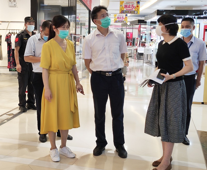 南寧百貨總經理覃耀杯在新世界店檢查扶梯口告示張貼情況.jpg