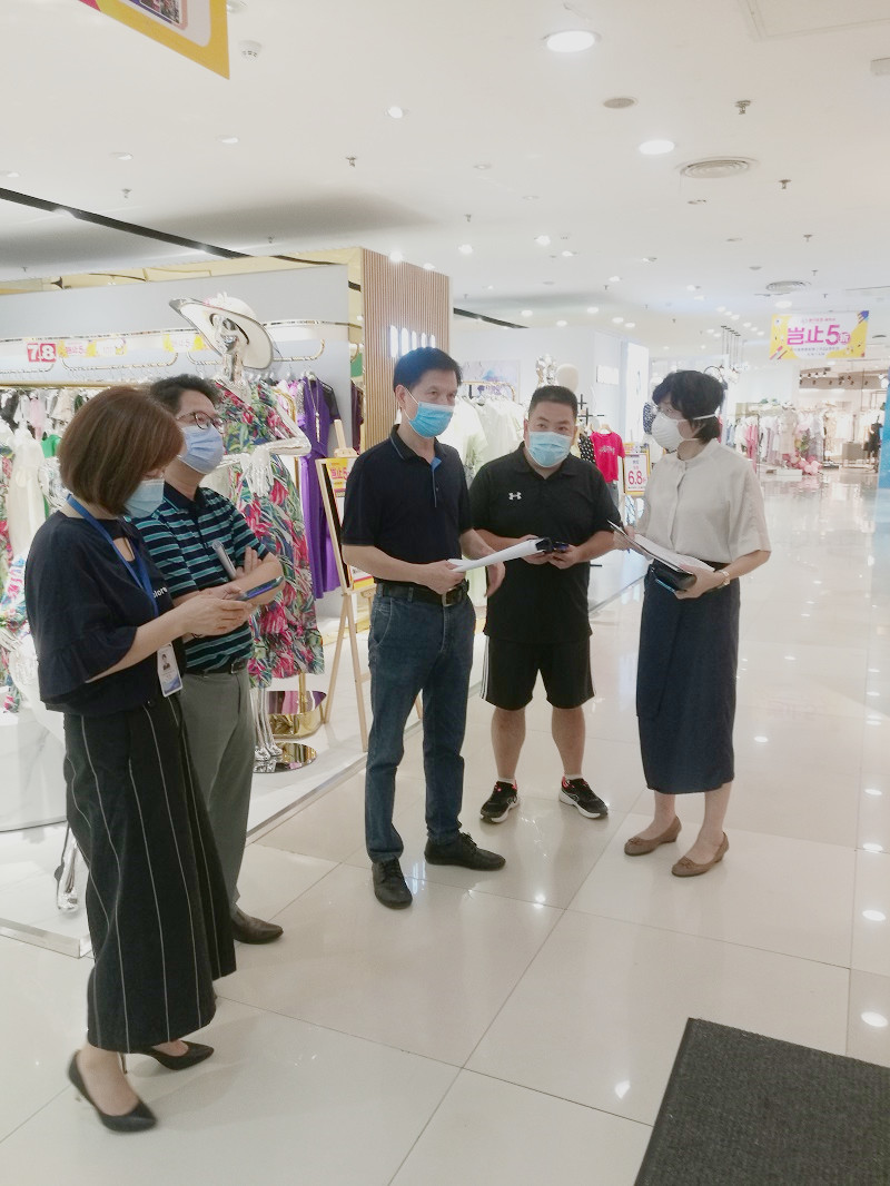 南寧百貨黨委副書記胡盛品在朝陽店檢查現場設施設備情況_副本.jpg